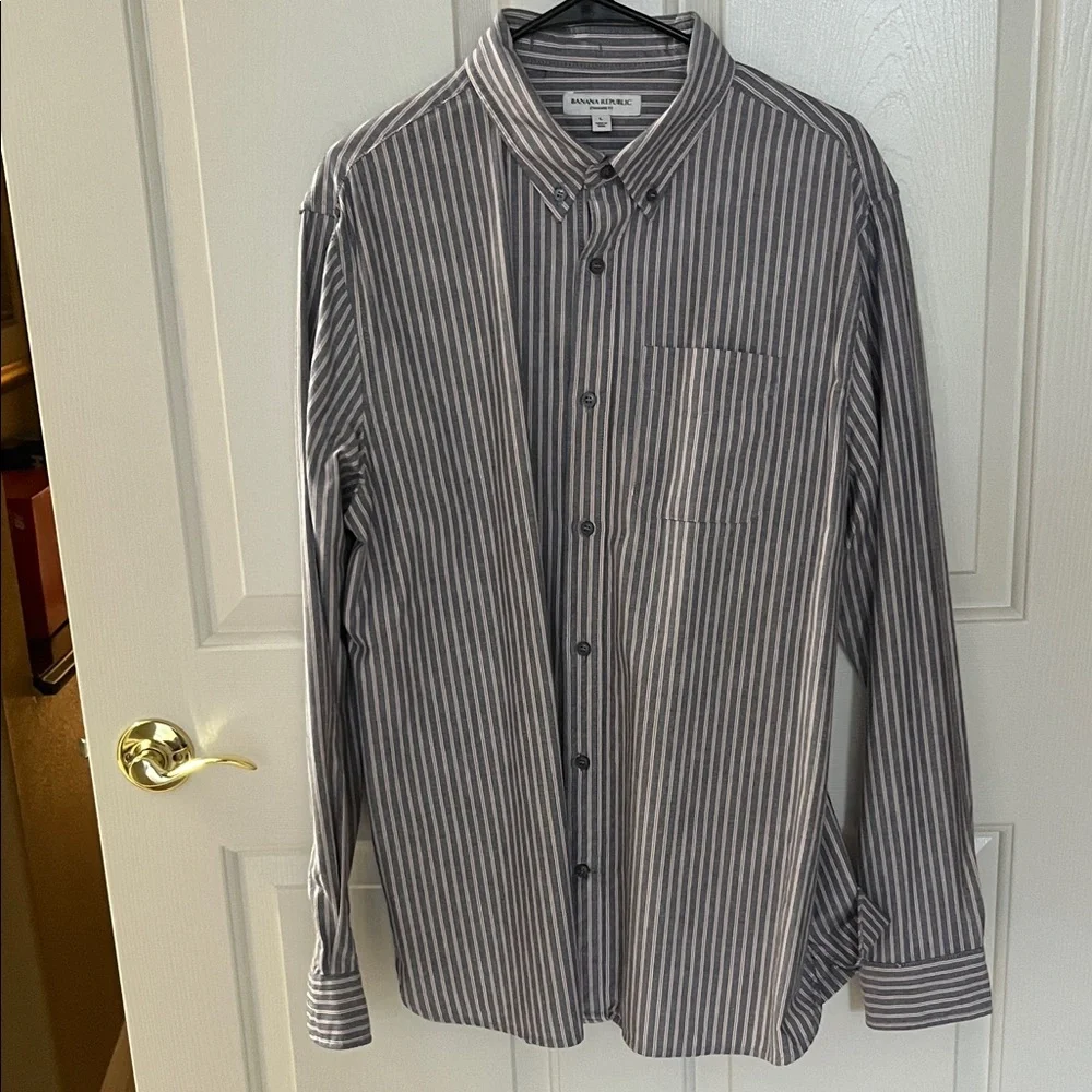 Banana Republic Men's Blue, White and Red Striped Button-Down Shirt